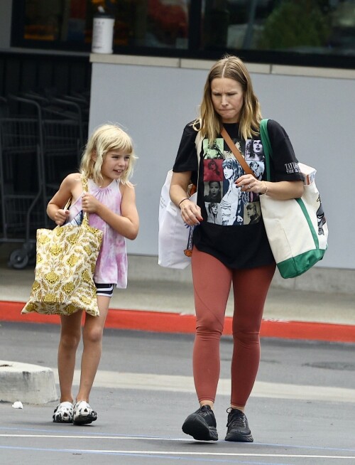 Kristen-Bell---Grocery-shopping-in-Los-Angeles-August-9-2023_HQPics.Space_001674eea82f58d8fd90.jpeg