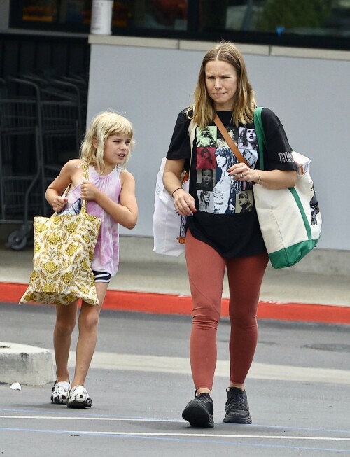 Kristen-Bell---Grocery-shopping-in-Los-Angeles-August-9-2023_HQPics.Space_00175f7b91782e3f9451.jpeg