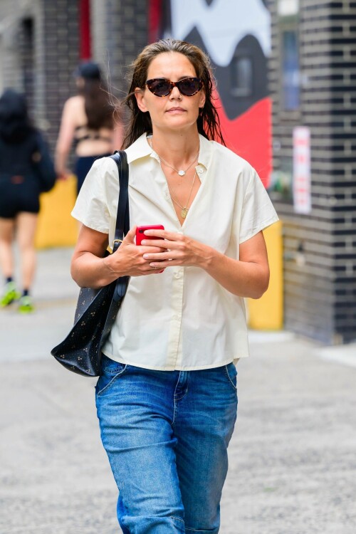 katie_holmes_out_in_new_york_08-08-2023-113e124b7b83eb4dad.jpeg