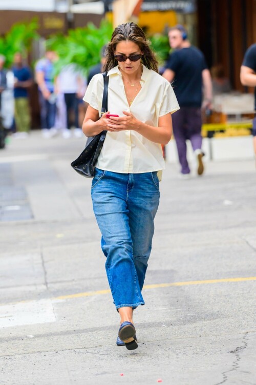 katie_holmes_out_in_new_york_08-08-2023-13712645919255fa74.jpeg