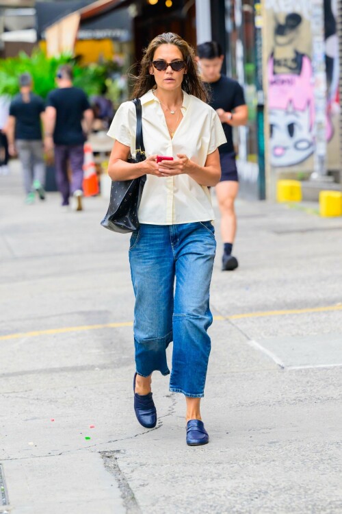 katie_holmes_out_in_new_york_08-08-2023-1ec31be91ded4e011.jpeg