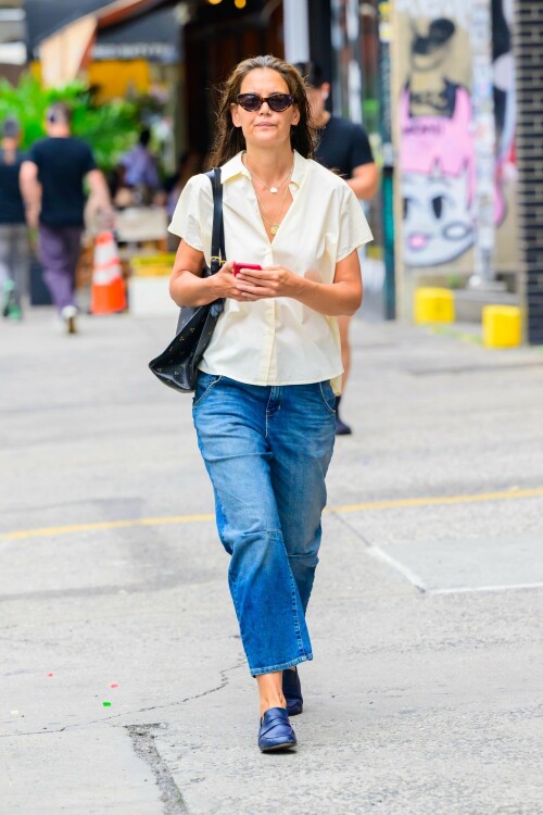 katie_holmes_out_in_new_york_08-08-2023-2acb38822c68d5177.jpeg