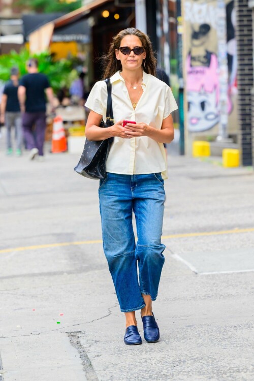 katie_holmes_out_in_new_york_08-08-2023-3b0eccce912b39a44.jpeg