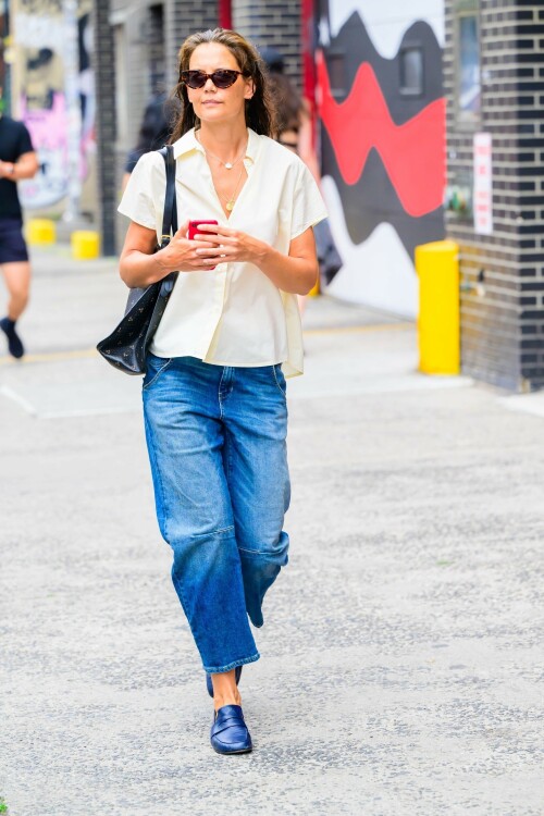 katie_holmes_out_in_new_york_08-08-2023-66964a0b853487f95.jpeg