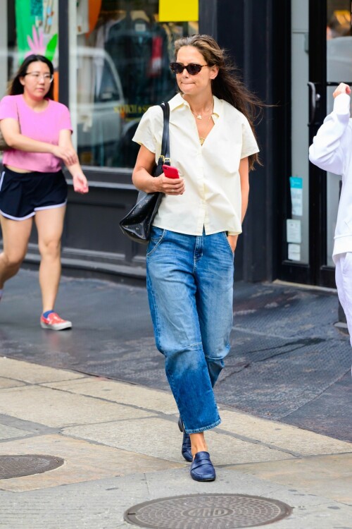 katie_holmes_out_in_new_york_08-08-2023-9c5e38efa7b0c9cd1.jpeg