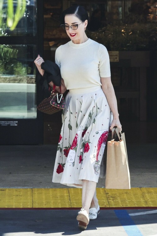 Dita Von Teese Spotted At Grocery Shopping store In Los Angeles - August 19, 2023

10 HQ pics: http://kosty555.info/index.php?showtopic=300089

#celebs #DitaVonTeese