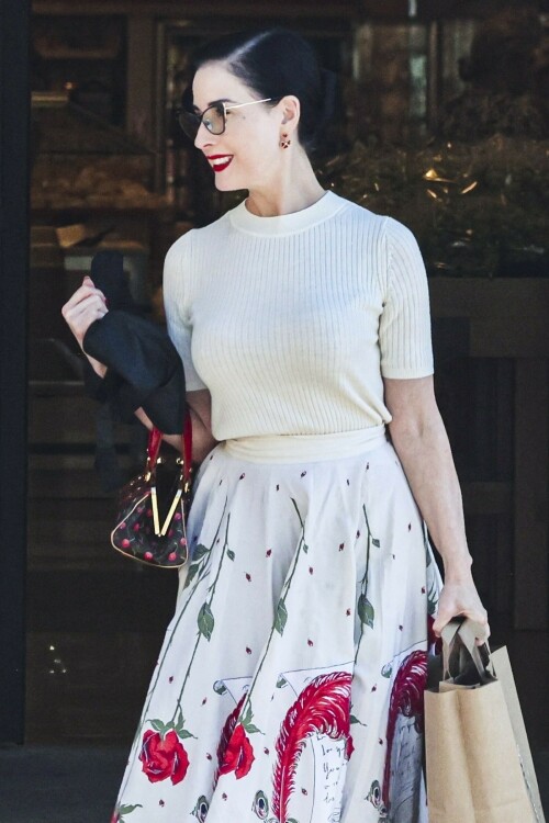 Dita Von Teese Spotted At Grocery Shopping store In Los Angeles - August 19, 2023

10 HQ pics: http://kosty555.info/index.php?showtopic=300089

#celebs #DitaVonTeese
