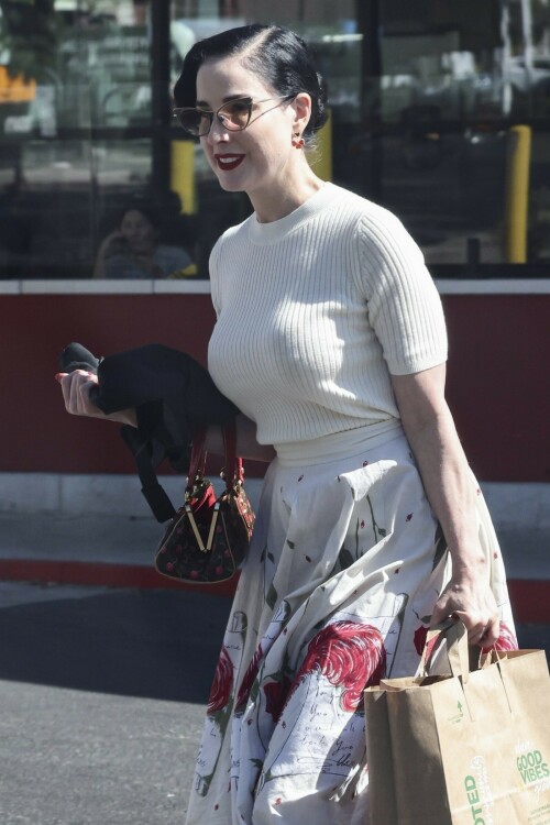 Dita Von Teese Spotted At Grocery Shopping store In Los Angeles - August 19, 2023

10 HQ pics: http://kosty555.info/index.php?showtopic=300089

#celebs #DitaVonTeese