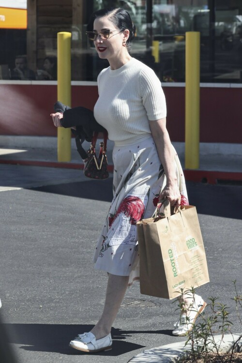 Dita Von Teese Spotted At Grocery Shopping store In Los Angeles - August 19, 2023

10 HQ pics: http://kosty555.info/index.php?showtopic=300089

#celebs #DitaVonTeese