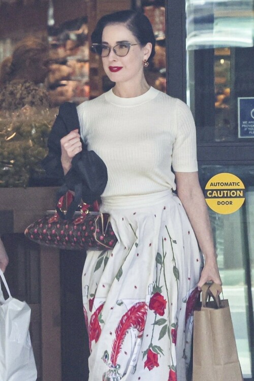 Dita Von Teese Spotted At Grocery Shopping store In Los Angeles - August 19, 2023

10 HQ pics: http://kosty555.info/index.php?showtopic=300089

#celebs #DitaVonTeese