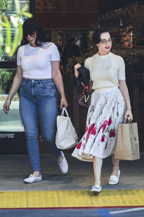 Dita Von Teese Spotted At Grocery Shopping store In Los Angeles - August 19, 2023

10 HQ pics: http://kosty555.info/index.php?showtopic=300089

#celebs #DitaVonTeese