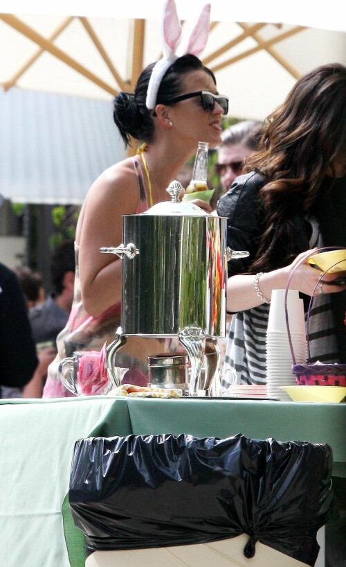 Katy Perry in bunny ears at a Los Angeles Easter party 2010

6 HQ pics: http://kosty555.info/index.php?showtopic=300197

#KatyPerry