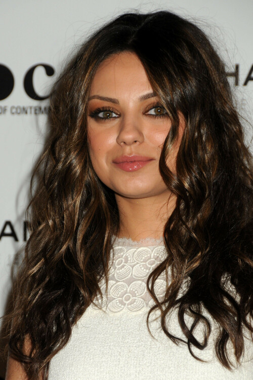 Mila Kunis | MOCA`s Annual Gala The Artists's Museum Happening in Los Angeles - November 13, 2010

Actress Mila Kunis arrives at MOCA Presents: Envisioned By Artist Doug Aitken at MOCA Grand Avenue on November 13, 2010 in Los Angeles, California.

Mila Kunis in a white sleeveless dress with Chanel camelias on the hem and neckline. It would be kind of boring if it weren't a perfect study in thigh-grazing hemlines - this is how to do short without going overboard, ladies!

#MilaKunis