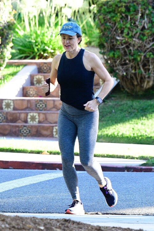 Jennifer Garner | Looks exhausted after an hour of intense running in the neighborhood in Brentwood - August 29, 2023

#JenniferGarner