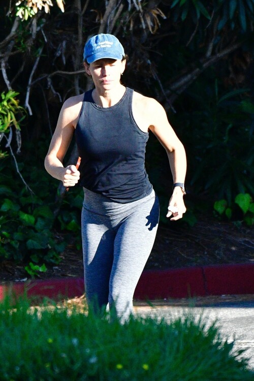 Jennifer Garner | Looks exhausted after an hour of intense running in the neighborhood in Brentwood - August 29, 2023

#JenniferGarner