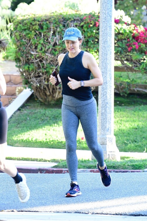 Jennifer Garner | Looks exhausted after an hour of intense running in the neighborhood in Brentwood - August 29, 2023

#JenniferGarner