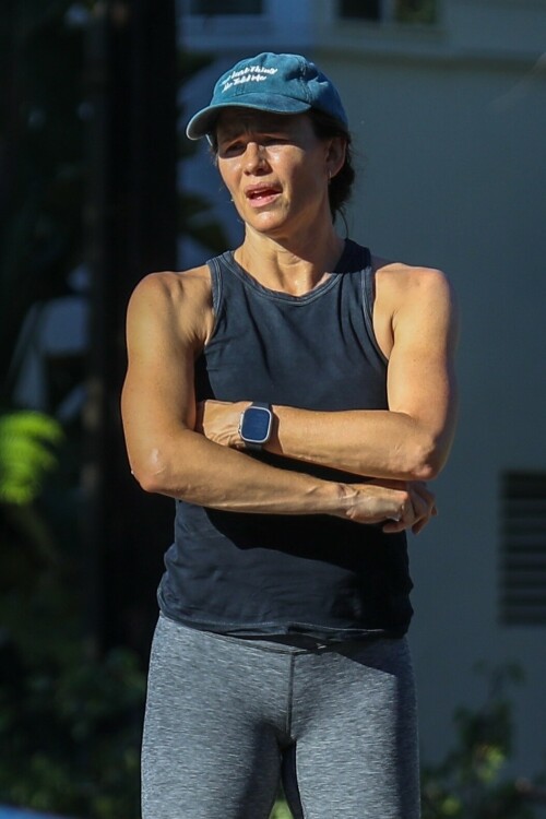 Jennifer Garner | Looks exhausted after an hour of intense running in the neighborhood in Brentwood - August 29, 2023

#JenniferGarner