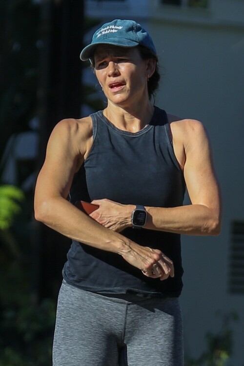 Jennifer Garner | Looks exhausted after an hour of intense running in the neighborhood in Brentwood - August 29, 2023

#JenniferGarner