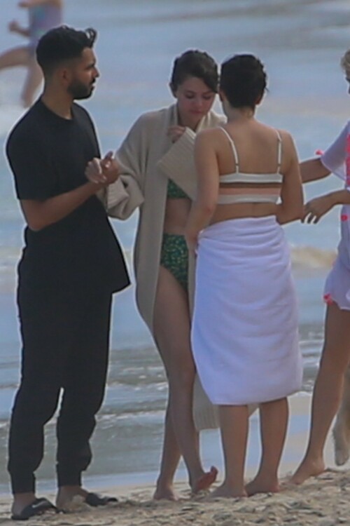 Selena Gomez in a bikini on the beach in Honolulu, HI - January 1, 2020

Ouch! Selena Gomez Gets Stung by a Man-of-War During Her Hawaiian Vacation

Selena Gomez is taking time for herself in 2020! Over the weekend, the 27-year-old singer was spotted enjoying a beach day in Hawaii with her pals. Selena donned a green floral bikini as she took in the scenic views, but she then had a scary moment when she was stung by a man-of-war. Ouch! Luckily, her friends were there to help her out, and one of them even carried her the rest of the way.

Selena has also been sharing snaps from her getaway on Instagram, and aside from getting stung, it looked like total bliss. While one shot featured her posing on a yacht, another showed her looking toward a stunning sunset. "Hi New Year. Let's make this one better than the rest," she captioned the photos. She posted even more scenic pictures from the trip on her Instagram Story, including a snapshot of her modeling a slip dress against an ocean background.

She appears to be taking a break from promoting her forthcoming album, Rare, which is set to be released on Jan. 10. Not only has Selena previously teased her new collection of songs on Instagram, but she also rocked some new merch for the anticipated LP, which will include her singles "Look at Her Now" and "Lose You to Love Me." But for the time being, she's swapping her luxe outfits for some sexy swimwear. Keep scrolling to see more photos from her Hawaiian getaway!

popsugar

#SelenaGomez