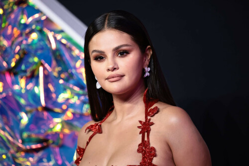 Selena Gomez | 2023 MTV Video Music Awards in Newark, New Jersey - September 12, 2023

Selena Gomez Sizzles in 'Red Hot' Beaded Dress at 2023 MTV VMAs

Gomez dropped her song "Single Soon" on Aug. 25, her first new music in nearly a year

Selena Gomez has arrived.

The nominee, 31, stepped onto the pink carpet at the 2023 MTV VMAs in bold style, wearing a barely there beaded dress by Oscar de la Renta.

Her floral halter dress had a plunging neckline and a skirt made from beaded flowering vines — with a thigh-high slit left open in the front. Gomez accessorized with matching red heels and earrings.

The Only the Murders in the Building star kept her glam simple, choosing a neutral eye and lip shade that matched. She wore her hair down and straight, parted in the middle. With a dress as eye-catching as this one, you don't need to add anything else to your look!

Gomez's makeup artist Hung Vanngo shared an Instagram Reel of the star strutting the hallway before the VMAs to show off her look — even giving a bit of a twirl to demonstrate just how much swirl the dress has.

Her look was put together by her new stylist Erin Walsh — who also works with the likes of Anne Hathaway and Ashley Park. Nails were done by go-to nail artist Tom Bachik, who called the look Golden Glazed Fire Mani (and also provided a closeup of Gomez's rings!). The whole look was pulled together by hairstylist Anh Co Tran, who also shared the video and simply captioned it, "Red hot."

Gomez is up for three VMAs on Tuesday night, all for "Calm Down," her collab with Rema.

Gomez's appearance at the VMAs comes on the heels of the release of her latest song "Single Soon" on Aug. 25. It also marks the Rare Beauty founder's first red carpet since January's Golden Globe Awards, where she wore a sultry Valentino gown — and brought her little sister, Gracie, as her date!

That night, the superstar hit the red carpet in a velvet column gown with a high-slit and statement puff sleeves with a long train. She styled the look with Santoni platforms, De Beers diamonds and a classic '90s bombshell makeup moment.

Gracie had her own time in the spotlight when she showed up in a complementary golden dress and matching shoes. The best part of her look, though, was her dazzling Prada handbag!
The 2023 MTV VMAs are airing live from The Prudential Center in Newark, New Jersey.

people.com

#SelenaGomez #vmas