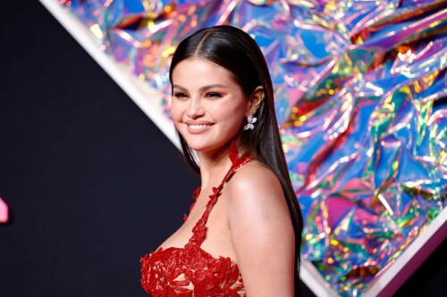 Selena Gomez | 2023 MTV Video Music Awards in Newark, New Jersey - September 12, 2023

Selena Gomez Sizzles in 'Red Hot' Beaded Dress at 2023 MTV VMAs

Gomez dropped her song "Single Soon" on Aug. 25, her first new music in nearly a year

Selena Gomez has arrived.

The nominee, 31, stepped onto the pink carpet at the 2023 MTV VMAs in bold style, wearing a barely there beaded dress by Oscar de la Renta.

Her floral halter dress had a plunging neckline and a skirt made from beaded flowering vines — with a thigh-high slit left open in the front. Gomez accessorized with matching red heels and earrings.

The Only the Murders in the Building star kept her glam simple, choosing a neutral eye and lip shade that matched. She wore her hair down and straight, parted in the middle. With a dress as eye-catching as this one, you don't need to add anything else to your look!

Gomez's makeup artist Hung Vanngo shared an Instagram Reel of the star strutting the hallway before the VMAs to show off her look — even giving a bit of a twirl to demonstrate just how much swirl the dress has.

Her look was put together by her new stylist Erin Walsh — who also works with the likes of Anne Hathaway and Ashley Park. Nails were done by go-to nail artist Tom Bachik, who called the look Golden Glazed Fire Mani (and also provided a closeup of Gomez's rings!). The whole look was pulled together by hairstylist Anh Co Tran, who also shared the video and simply captioned it, "Red hot."

Gomez is up for three VMAs on Tuesday night, all for "Calm Down," her collab with Rema.

Gomez's appearance at the VMAs comes on the heels of the release of her latest song "Single Soon" on Aug. 25. It also marks the Rare Beauty founder's first red carpet since January's Golden Globe Awards, where she wore a sultry Valentino gown — and brought her little sister, Gracie, as her date!

That night, the superstar hit the red carpet in a velvet column gown with a high-slit and statement puff sleeves with a long train. She styled the look with Santoni platforms, De Beers diamonds and a classic '90s bombshell makeup moment.

Gracie had her own time in the spotlight when she showed up in a complementary golden dress and matching shoes. The best part of her look, though, was her dazzling Prada handbag!
The 2023 MTV VMAs are airing live from The Prudential Center in Newark, New Jersey.

people.com

#SelenaGomez #vmas