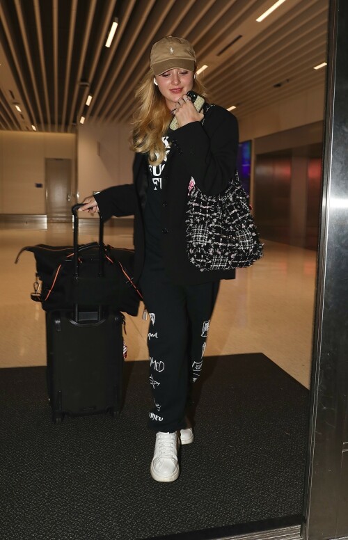 Kathryn Newton Arriving At Los Angeles International Airport - October 15, 2023

#KathrynNewton