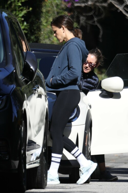 Jennifer Garner arrives home after a gym session with a friend in L.A. - October 28, 2023