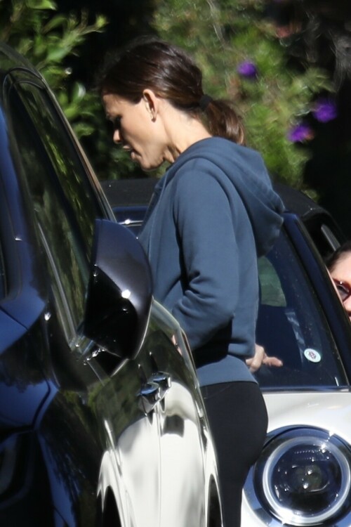 Jennifer Garner arrives home after a gym session with a friend in L.A. - October 28, 2023