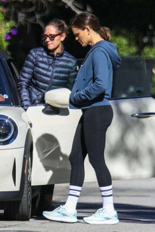 Jennifer Garner arrives home after a gym session with a friend in L.A. - October 28, 2023