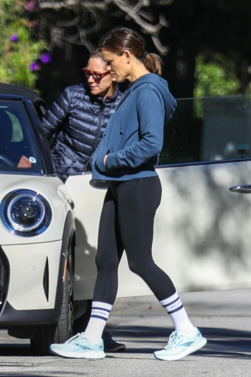 Jennifer Garner arrives home after a gym session with a friend in L.A. - October 28, 2023