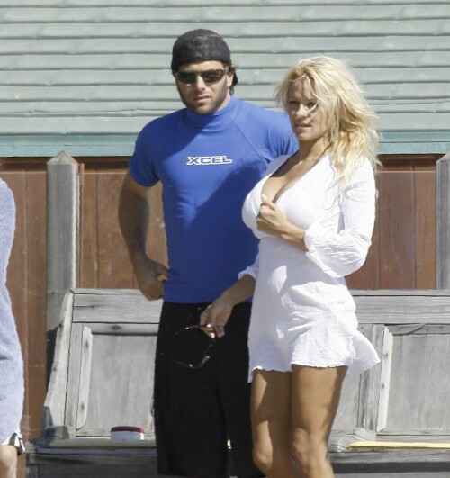 Pamela Anderson has a little wed party in Malibu Sunday afternoon - September 30, 2007

#PamelaAnderson