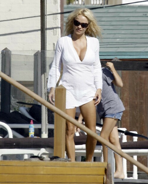 Pamela Anderson has a little wed party in Malibu Sunday afternoon - September 30, 2007

#PamelaAnderson