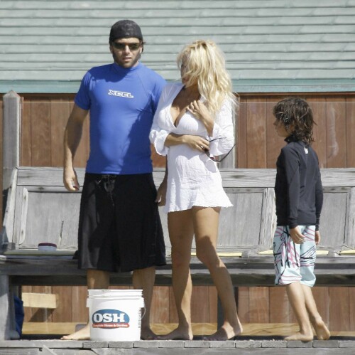 Pamela Anderson has a little wed party in Malibu Sunday afternoon - September 30, 2007

#PamelaAnderson