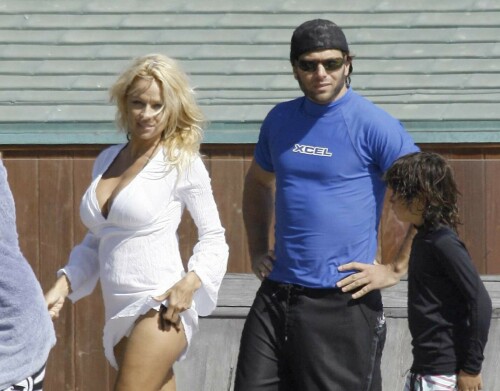 Pamela Anderson has a little wed party in Malibu Sunday afternoon - September 30, 2007

#PamelaAnderson