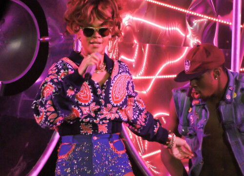 Rihanna-2-Kosty555.info43356404b81ab881.jpeg