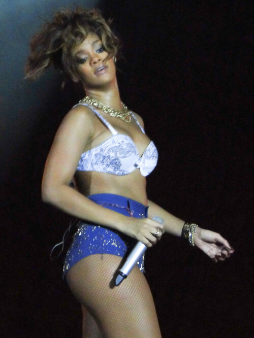 Rihanna-6-Kosty555.info3015605b637633a3.jpeg