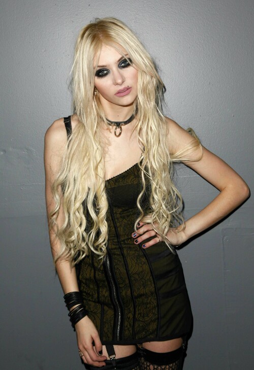 Taylor-Momsen-Kosty555.info-053b151d0ff36a4f5f.jpeg