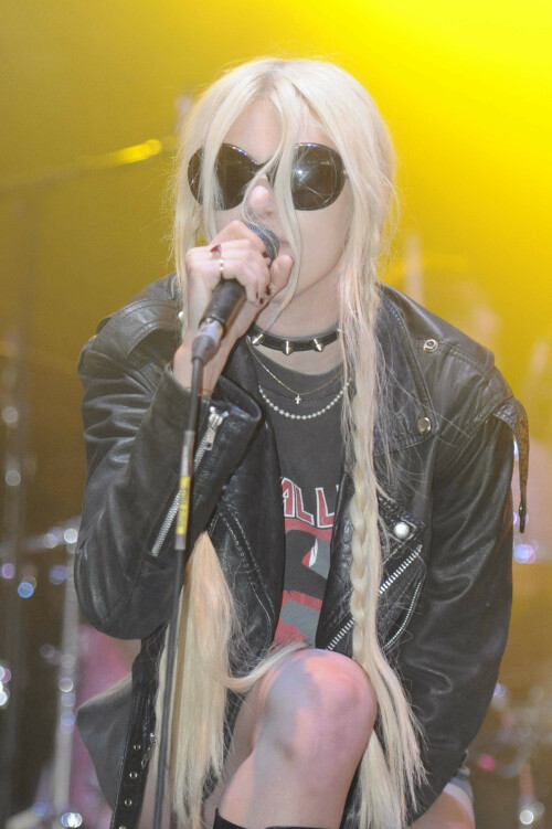 Taylor-Momsen-Kosty555.info-06fcc6ea5563db0e4e.jpeg