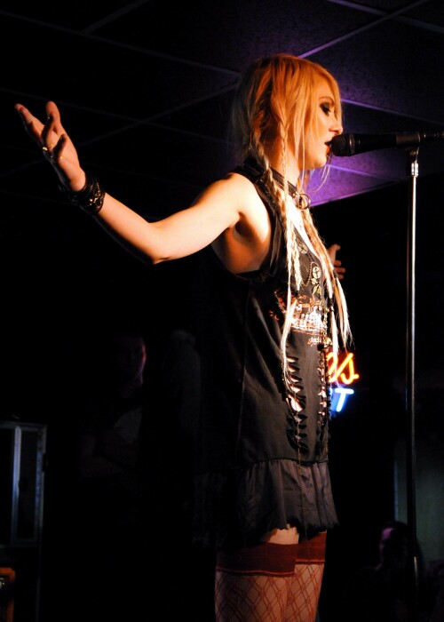 Taylor_Momsen_2011_Kosty555.info_00109f3db2d88961a38f.jpeg