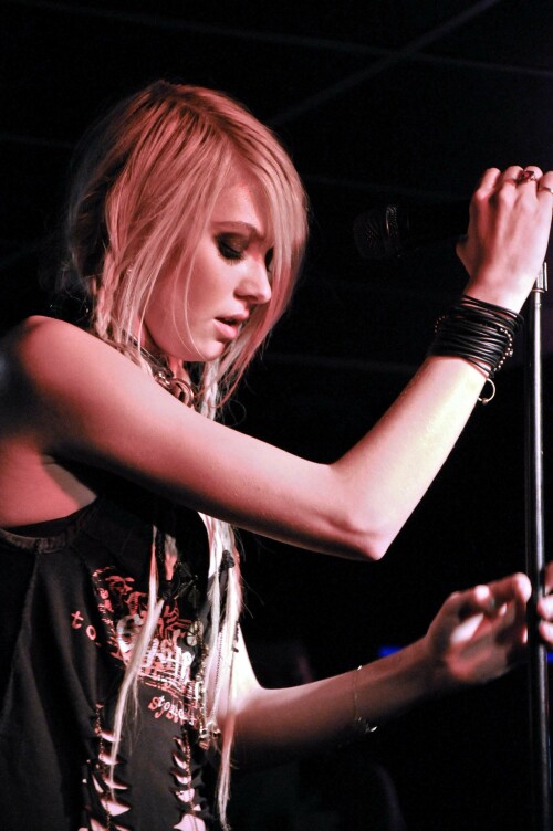 Taylor_Momsen_2011_Kosty555.info_00117cf58888212c7100.jpeg