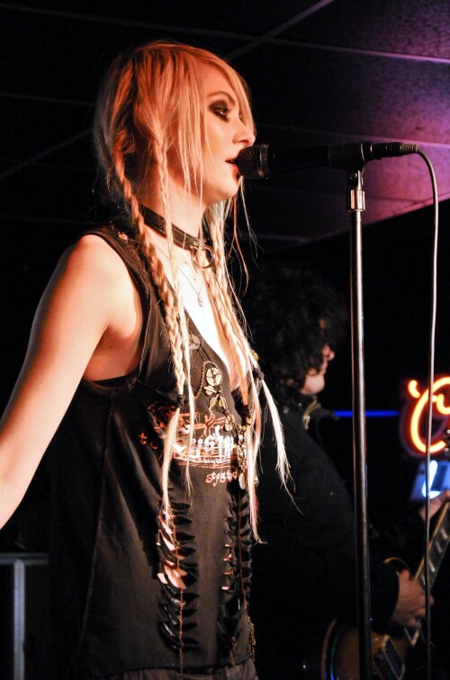 Taylor_Momsen_2011_Kosty555.info_001209bf686860c923bd.jpeg