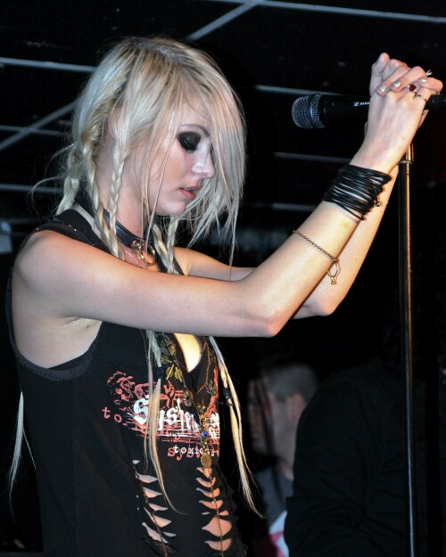 Taylor_Momsen_2011_Kosty555.info_002397618ebd460cdd1f.jpeg