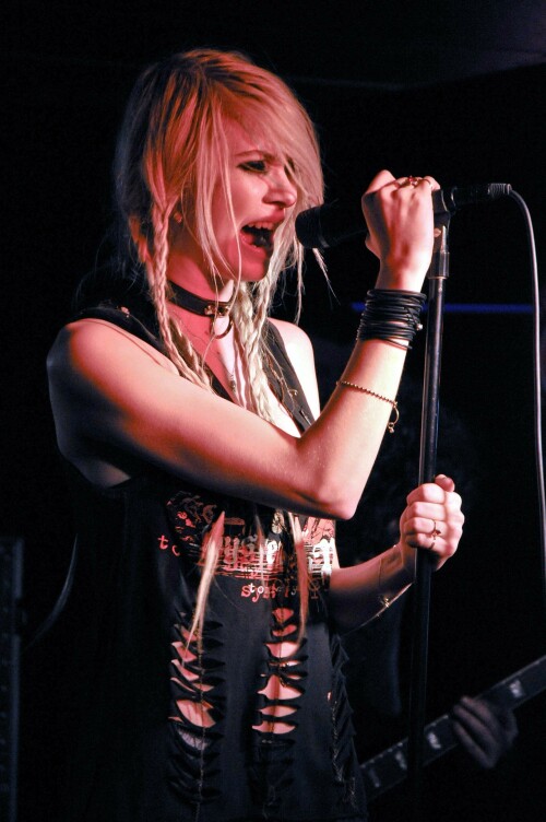 Taylor_Momsen_2011_Kosty555.info_004177ce4f2a3cd26bac.jpeg