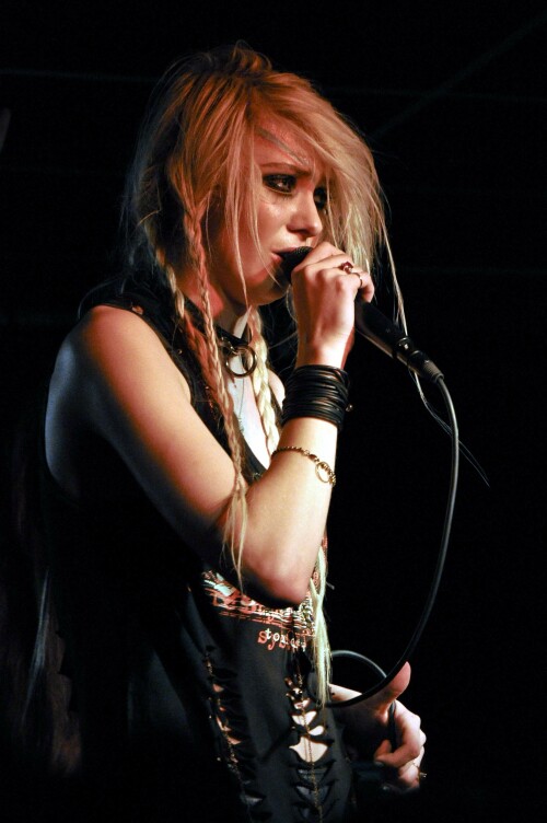 Taylor_Momsen_2011_Kosty555.info_00473796ff0a616d3eb0.jpeg