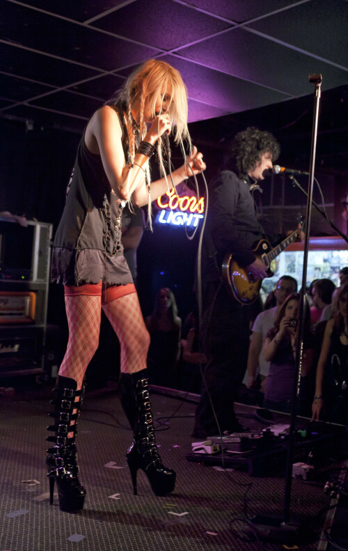Taylor_Momsen_2011_Kosty555.info_006023f5dcaca0b584b0.jpeg
