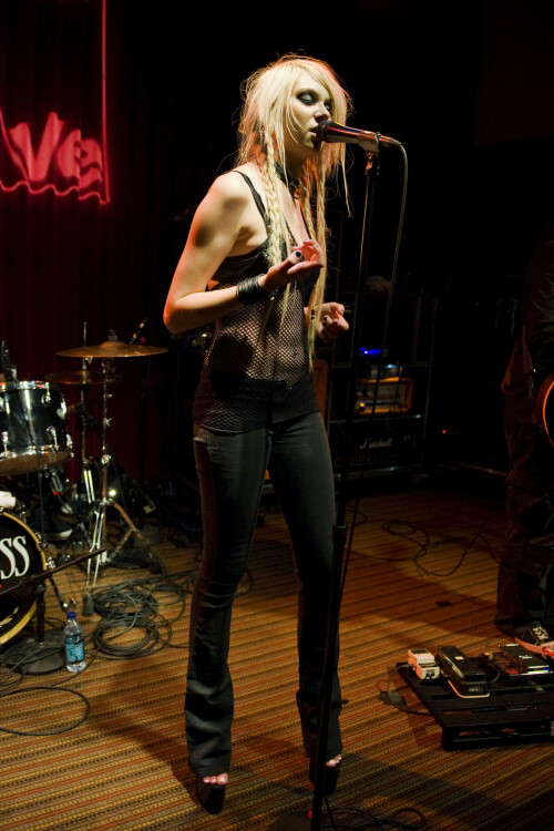 Taylor_Momsen__Kosty555.info_001feff20de078069a8.jpeg