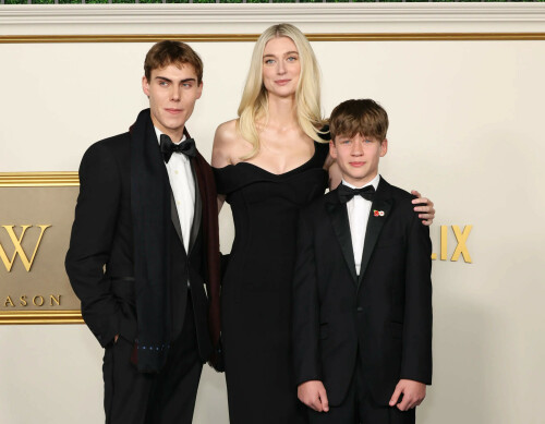 Debicki-proudly-posed-with-her-sons_-Rufus-Kampa-and-Fflyn-Edwardsea7dde5c3fbd6da1.jpeg