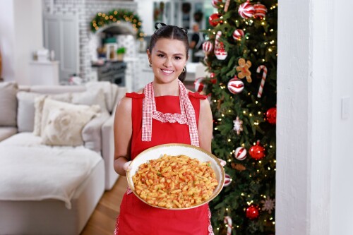 Selena-Gomez-Chef-Home-Holiday-2023-5dc4f3e556bbd4fe8.jpeg