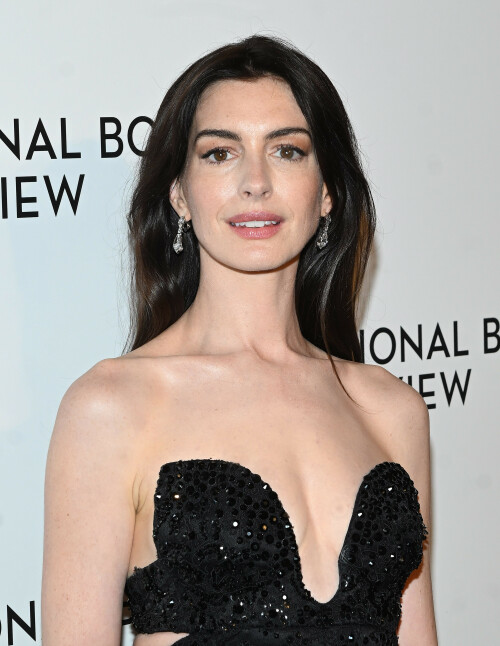 AnneHathaway_January112024_62a20f98fa3b6f70a9.jpeg