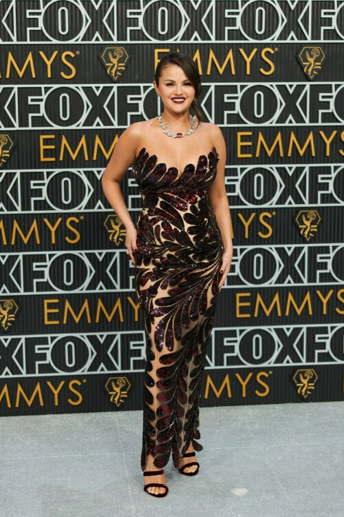 Selena Gomez | 75th Primetime Emmy Awards at the Peacock Theater in LA - 15.01.2024

Selena Gomez channels her namesake at the 2024 Emmys with an updo and red lip

Through her Emmys glam, the modern pop icon paid tribute to a successful Texan music icon

All Texas girls grow up admiring the late music star Selena Quintanilla, also known as the “Queen of Tejano Music”. Case in point: Selena Gomez arriving at the 2024 Emmys.  The flattering resemblance proved to us that the modern-day star, despite her love for the Upper East Side, is a true Texan at heart. Fun fact? The famed pop singer, child actress and thriving businesswoman was actually named after the influential Quintanilla (something she previously revealed on an episode of Selena + Chef).

Tonight, Gomez took the Selena likeness to the next level by channelling one of Quintanilla’s most iconic beauty looks from the 1994 Grammys. First there’s the sexy but piece-y ’90s up-do—complete with a tendril bang curled to perfectly highlight Gomez’s glowing face—done by longtime hairstylist Marissa Marino. Then there’s the jewellery: whether in dazzling earrings or a show-stopping necklace, both women knew that sparkles are key to a good night on the red carpet. But most important is the red lip. For Quintanilla, it was a trademark beauty look, while for Gomez, tonight’s vampy dark berry lip is almost certainly from her own brand, Rare Beauty.

Perhaps Gomez is also trying to channel some of Quintanilla’s good luck. On that night in 1994, the elder Selena won best Mexican American album for Live, which finally earned her some recognition from mainstream society beyond her Spanish-language market. Tonight at the 2024 Emmys, Gomez is nominated for her fine work as an executive producer for Only Murders in the Building. Only time will tell if it pays off, but either way she found a winning beauty look.

vogue

#SelenaGomez